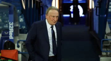 نيل وارنوك يقرر العودة عن التقاعد لتدريب نادٍ بالدرجة السابعة في سن 77 عاماً